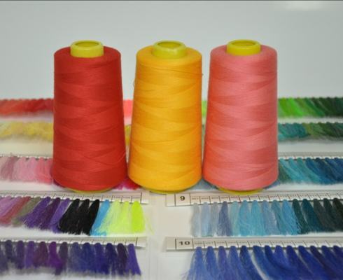 ในสต็อค ขายปลีก สีแข็ง สปัน 100% สายพอลิเอสเตอร์ สีที่แตกต่างกัน 40/2 สายเย็บพอลิเอสเตอร์