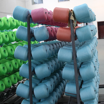 สีที่กําหนดเอง 40S/2 100% โพลีเอสเตอร์ สปันยางสําหรับเส้นเย็บโพลีเอสเตอร์