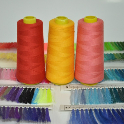 สีที่กําหนดเอง สายเย็บพอลิเอสเตอร์ 45/2 ความแข็งแรงสูงและการบรรจุปกติ
