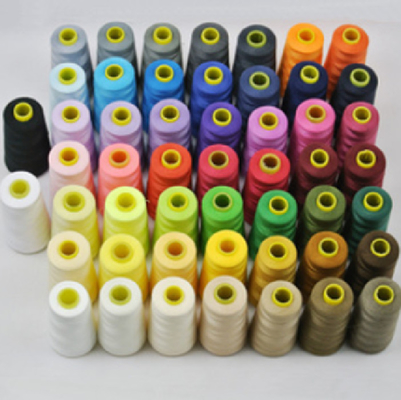 สีที่กําหนดเอง สายเย็บพอลิเอสเตอร์ 45/2 ความแข็งแรงสูงและการบรรจุปกติ