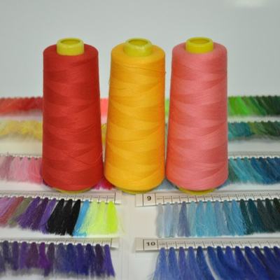 ความแข็งแรงสูง 40/2 100% สปันพอลิเอสเตอร์เส้นเย็บสําหรับเส้น Overlock