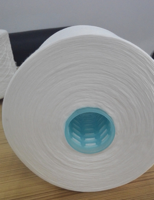 เส้นด้ายโพลีเอสเตอร์สีขาวกึ่งหมองคล้ำ 42/2 100% Yizheng เส้นใยโพลีเอสเตอร์หลัก