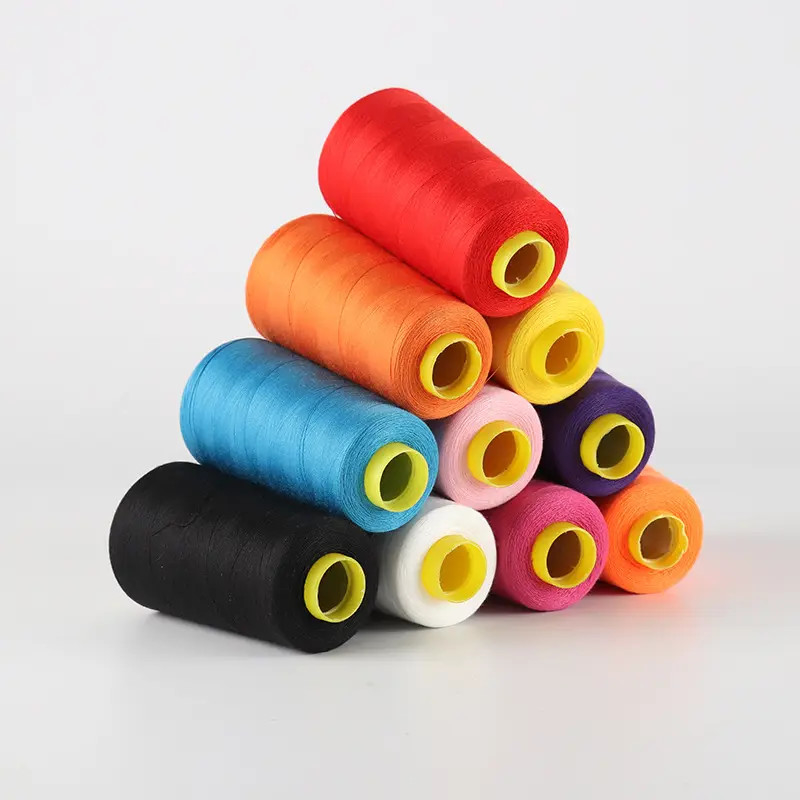 สีที่กำหนดเอง 50/3 100% โพลีเอสเตอร์ปั่นด้ายเย็บผ้า